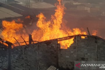 13 armada damkar tangani kobaran api pabrik mebel di Cakung