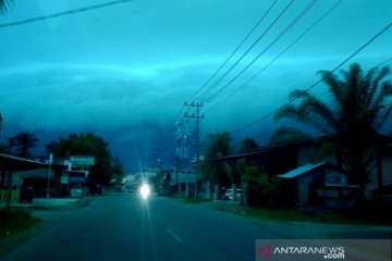 Fenomena awan hitam mirip gelombang tsunami gegerkan warga di Aceh