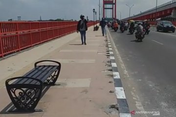 33 bolar pembatas Jembatan Ampera hilang