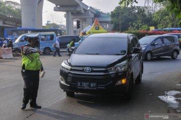 Pengemudi mobil plat RFH tabrak polisi ditangkap