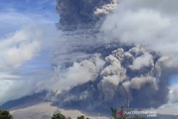 Abu vulkanik letusan Gunung Sinabung sampai ke Langkat