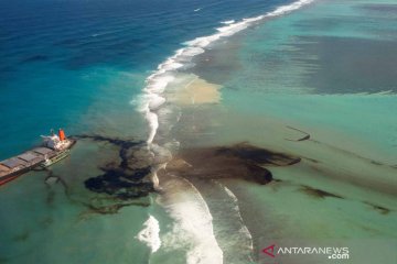 Sebagian besar tumpahan minyak di laut Mauritius sudah terpompa keluar