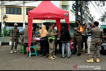 Warga mengamuk tak mau bayar denda saat razia masker di Kalideres