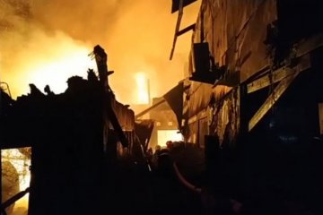 Kebakaran permukiman warga di Jakbar, Damkar kerahkan ratusan personel