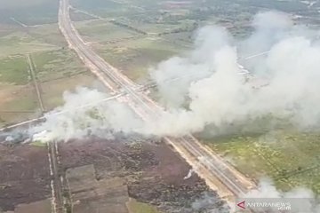 Lahan di pinggir tol Palembang-Indralaya terbakar