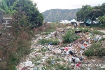Warga Sembalun Rinjani Lombok masih buang sampah di sungai