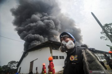Api lahap sebuah pabrik kapas di Bandung