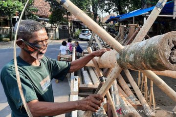 Jelang HUT RI, perajin bambu di Manggarai beralih jual pohon pinang