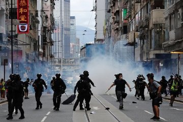 Polisi HK amankan dua terduga pemasok bahan peledak jelang Imlek