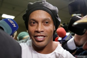 Baru bebas dari penjara, Ronaldinho langsung gelar pesta dengan model