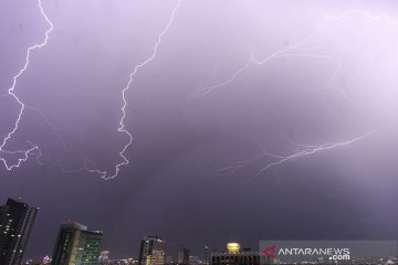 Minggu siang, hujan disertai petir diperkirakan guyur Jakarta