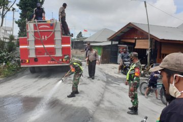 Pembersihan debu erupsi Sinabung masih terus dilanjutkan