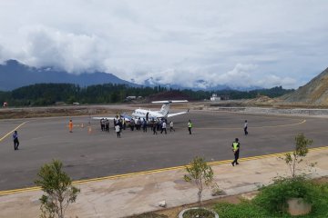 Pesawat mendarat perdana di Bandara Buntu Kunik