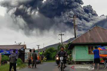 Gunung Sinabung kembali semburkan debu setinggi 2.100 meter