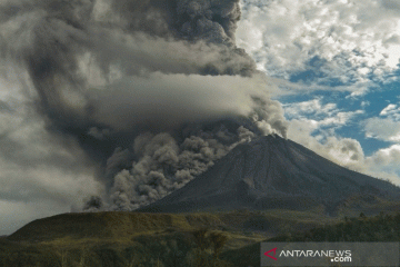 Gunung Sinabung erupsi enam kali semburkan debu 200-2.000 meter