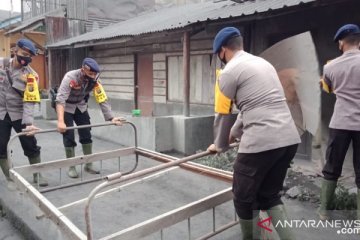 Brimob Polda Sumatera Utara bantu korban letusan Gunung Sinabung