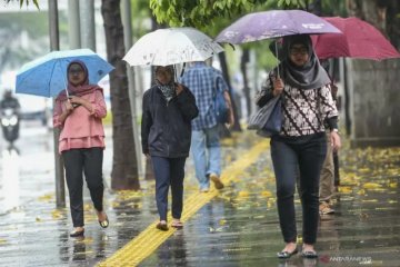 BMKG perkirakan Jakarta hujan disertai angin kencang pada Senin