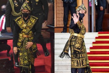 Busana adat Sabu & kemeja hitam Presiden Jokowi di mata pengamat mode