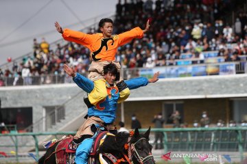 Pembukaan festival pacuan kuda Gesar di China