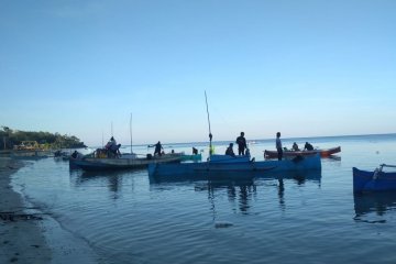 Ratusan nelayan membantu pencarian korban nelayan jatuh ke laut