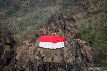 Pengibaran Bendera Merah Putih di atas Bukit Sepilkul