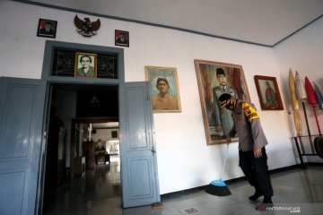 Polisi bersihkan makam Presiden Soekarno dan Museum Istana Gebang