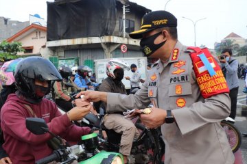 Cegah penularan COVID-19, Kapolrestro Depok bagikan masker kepada pengendara