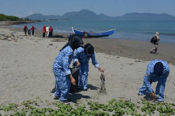 Aksi bersih pantai sambut HUT RI