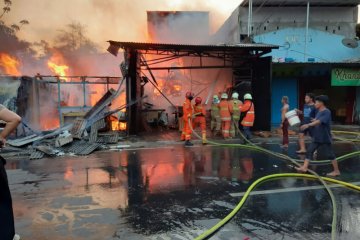 Empat bangunan tempat usaha terbakar di dekat TPU Pondok Kelapa