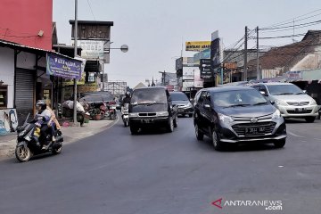 Kendaraan mengular di kawasan Lembang hari pertama libur panjang