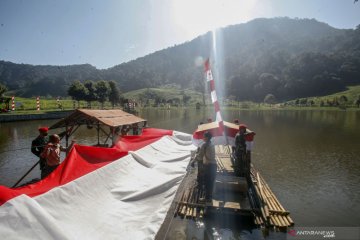 Pembentangan kain merah putih di hulu Ciliwung