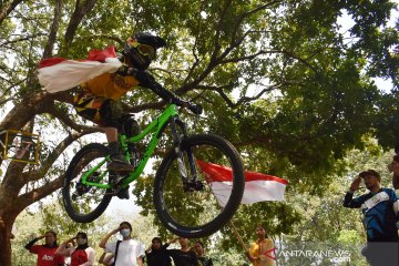 Komunitas atlet downhill rayakan HUT Kemerdekaan RI