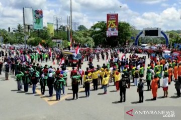 Warga Samarinda ikut hormat bendera saat detik Proklamasi