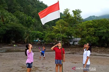 Pemuda di Kepulauan Sangihe kibarkan bendera merah putih di pantai