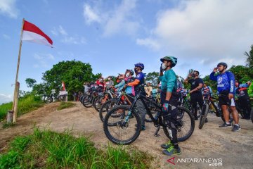 Penggemar sepeda gunung Lombok gelar upacara di atas bukit