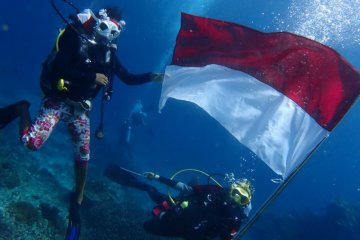 Penyelam wanita di Raja Ampat kibarkan bendera di bawah laut
