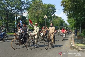 Puluhan sepeda onthel di Medan meriahkan pawai HUT ke 75 RI