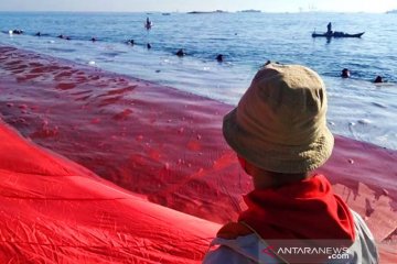 Aktivis lingkungan-Mapala bentangkan merah putih 63 meter di laut