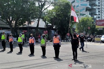 Pengendara di Bandung berhenti sejenak di jalan sambut Indonesia Raya