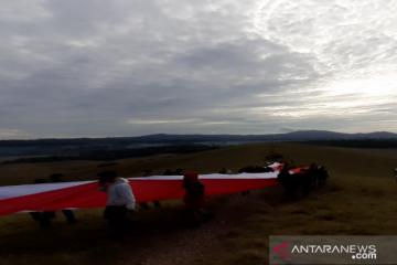 Merah Putih sepanjang 75 meter dibentangkan di Bukit Modus TN Rawa Opa