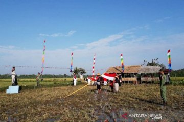 Petani pesisir Kotim peringati HUT Kemerdekaan di tengah sawah