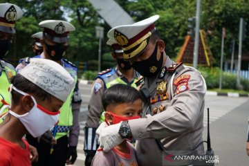 Rayakan HUT ke-75 RI, Polres Tangerang Kota bagikan bendera dan masker