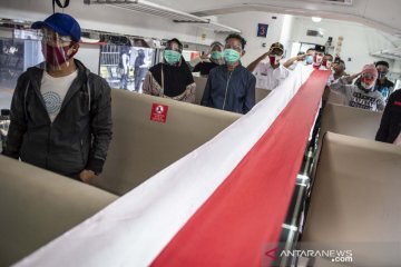 Pembentangan bendera merah putih di dalam kereta api