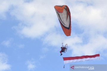 Pengibaran bendera merah putih di langit Bali