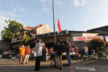 Upacara pengibaran bendera di pasar tradisional Nglondo Klaten