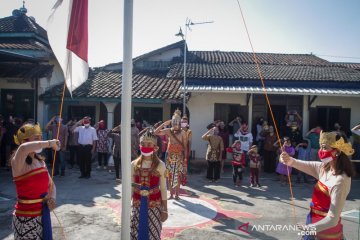 Upacara bendera dengan kostum wayang