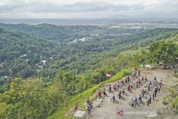 Komunitas pesepeda gunung Lombok gelar upacara di atas bukit