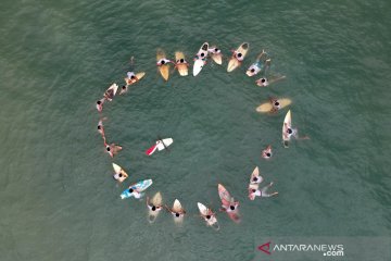 Komunitas peselancar Padang gelar upacara HUT Kemerdekaan di laut