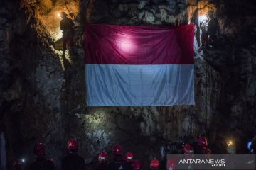 Upacara pengibaran bendera di dalam Goa Buniayu