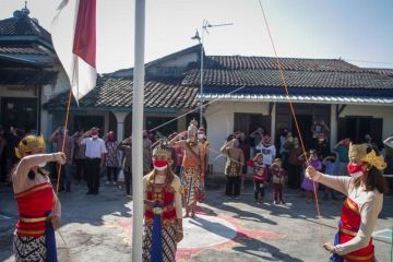Upacara bendera dengan kostum wayang